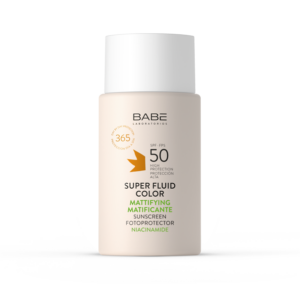 LABORATORIOS BABE SUN SUPER FLUID COLOR MATTIFYNG SPF50 MATIRAJUĆA OBOJANA ZAŠTITNA KREMA BEZ ULJA ZA MASNU I KOŽU SKOLONU AKNAMA 50ML